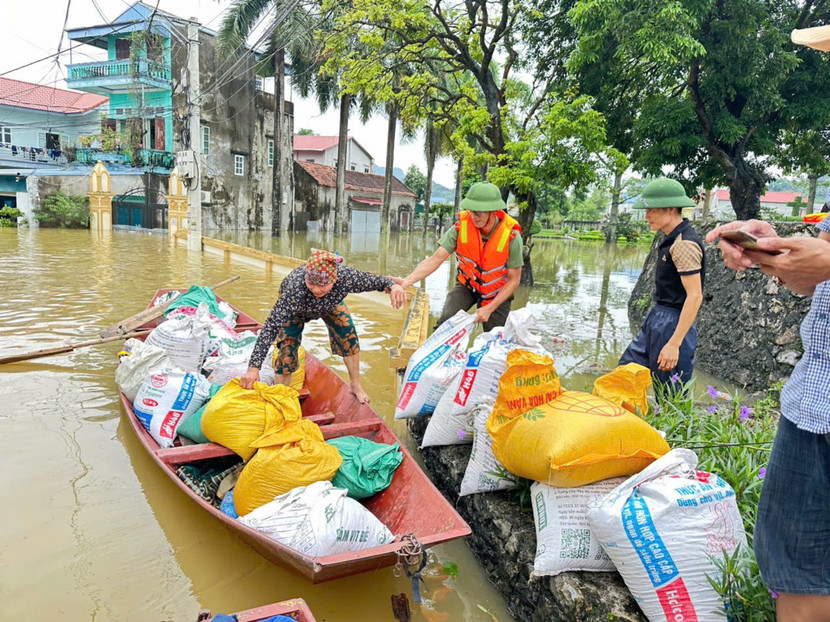 Huy động lực lượng Công an huyện Mỹ Đức hỗ trợ nhân dân vùng ngập lụt