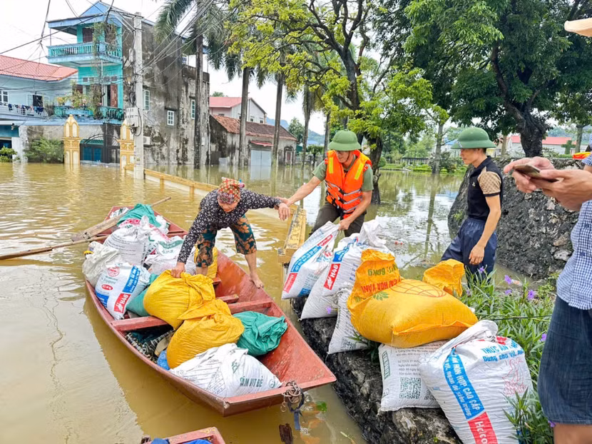 Huy động lực lượng Công an huyện Mỹ Đức hỗ trợ nhân dân vùng ngập lụt