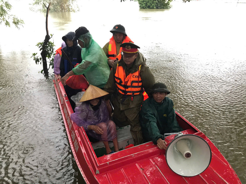 Lực lượng Công an và các đơn vị sử dụng xuồng máy di dời nhân dân đến vùng an toàn