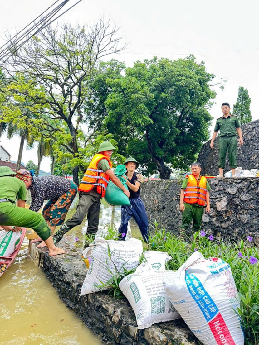 Hàng trăm CBCS được tăng cường đến vùng ngập lụt