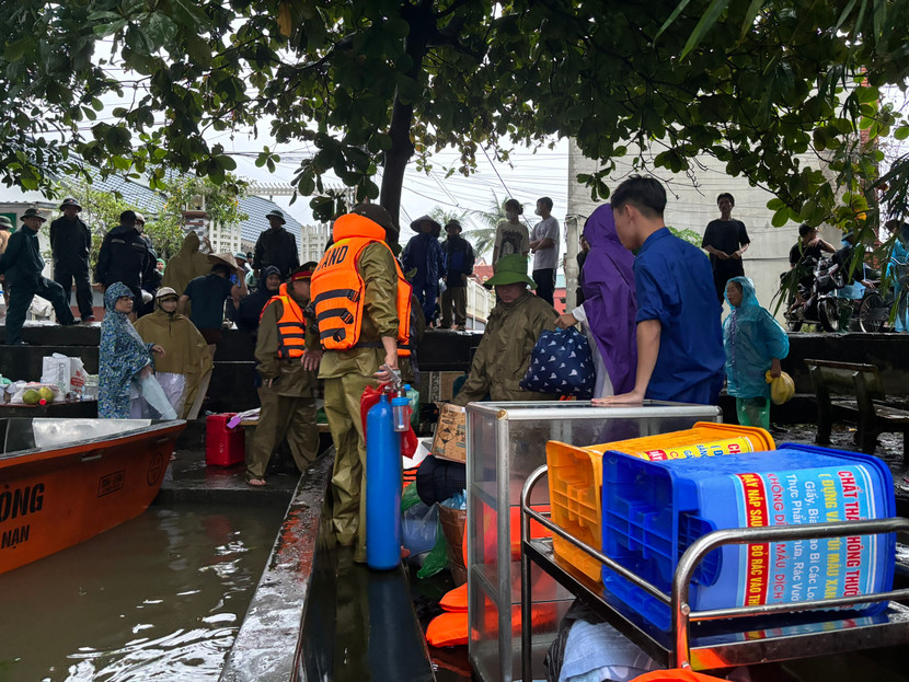 Di dời tài sản cho nhân dân khỏi khu vực ngập lụt