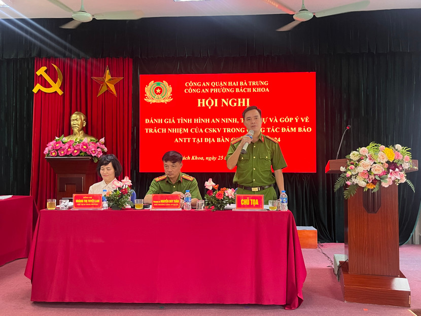 Thiếu tá Ngô Tiến Dũng, Phó Trưởng Công an phường Bách Khoa bày tỏ cảm ơn và nghiêm túc tiếp thu các ý kiến đóng góp của nhân dân Thiếu tá Ngô Tiến Dũng, Phó Trưởng Công an phường Bách Khoa bày tỏ cảm ơn và nghiêm túc tiếp thu các ý kiến đóng góp của nhân dân