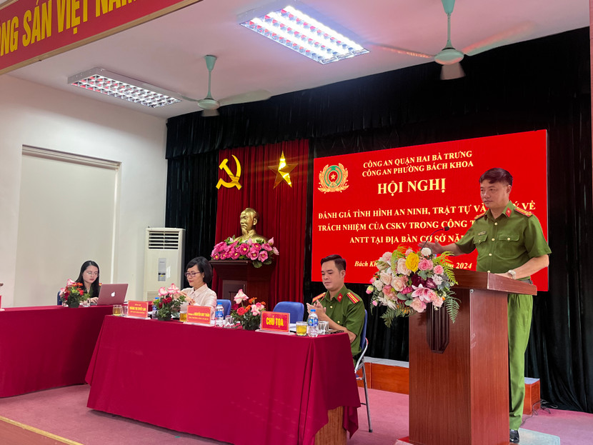 Thượng tá Nguyễn Duy Tuấn, Phó Trưởng Công an quận Hai Bà Trưng phát biểu khai mạc hội nghị Thượng tá Nguyễn Duy Tuấn, Phó Trưởng Công an quận Hai Bà Trưng phát biểu khai mạc hội nghị