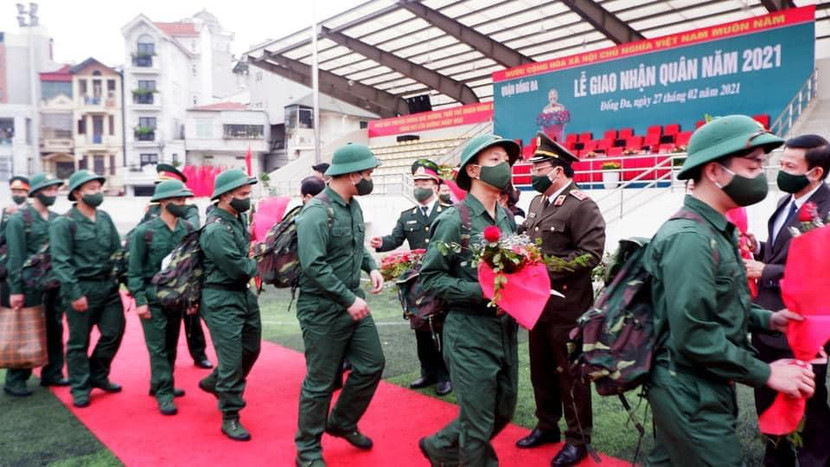 Trung tướng Nguyễn Hải Trung - Giám đốc CATP Hà Nội cùng đại diện lãnh đạo các đơn vị tặng hoa, chúc mừng 111 công dân quận Đống Đa lên đường thực hiện nghĩa vụ