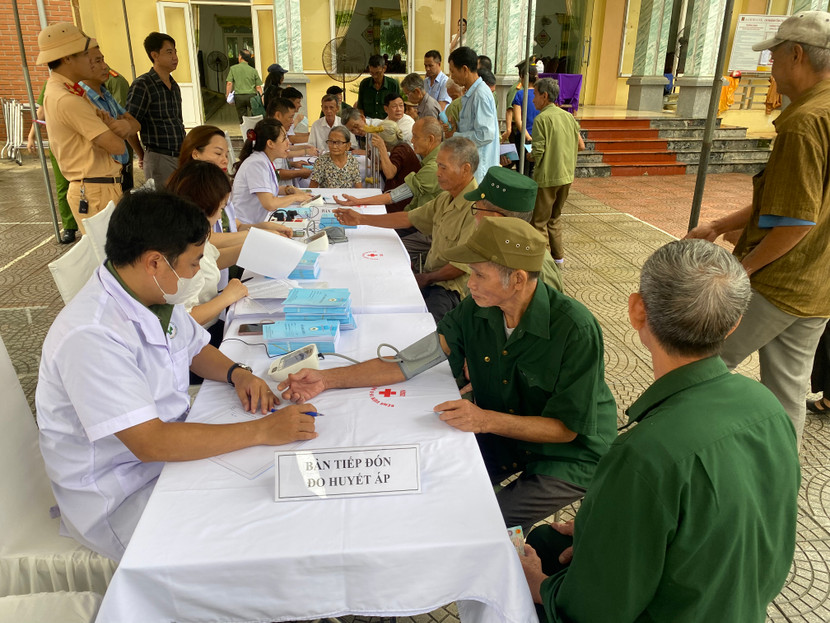 Các y, bác sĩ của bệnh viện 19-8 khám, tư vấn sức khỏe tại chương trình