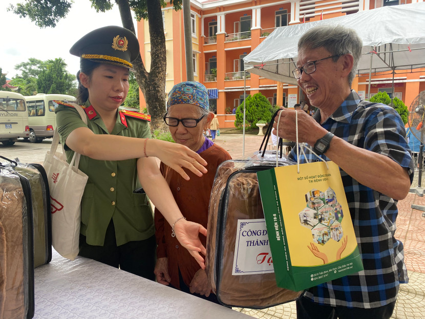 Những phần quà tri ân là thuốc và đồ dùng thiết yếu được trao đến tay người dân xã Cẩm Tú