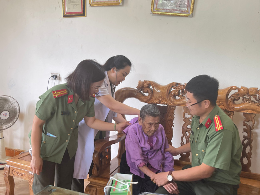 Đoàn công tác đến thăm, tặng quà Mẹ Việt Nam anh hùng Nguyễn Thị Lự