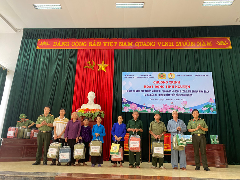 Đồng chí Thượng tá Lương Đức Hải, Trưởng ban Công đoàn CATP Hà Nội đại diện Công đoàn CATP trao quà tại chương trình