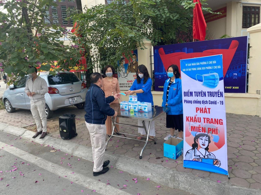 Lực lượng chức năng quận Đống Đa phát miễn phí cho người dân