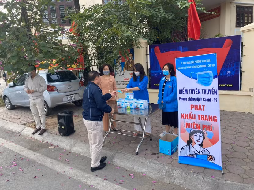 Lực lượng chức năng quận Đống Đa phát miễn phí cho người dân