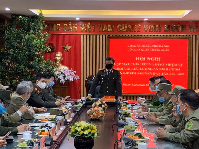 Thượng tá Nguyễn Quốc Dũng, Phó Trưởng Công an quận Thanh Xuân phát biểu tại hội nghị