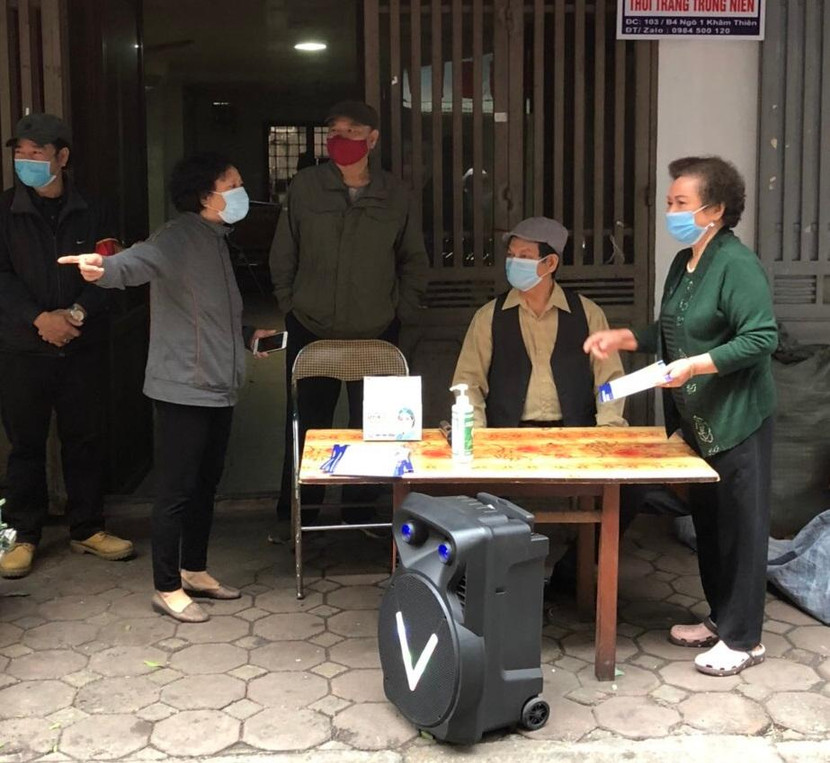 Tại các khu dân cư, tổ dân phố cũng tuyên truyền bằng loa để người dân tuân thủ đeo khẩu trang