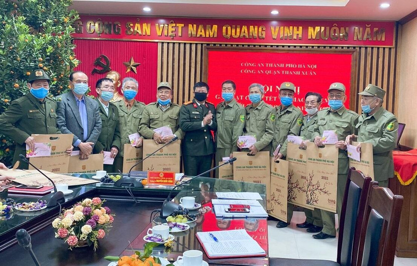 Công an quận Thanh Xuân tặng quà lực lượng an ninh cơ sở