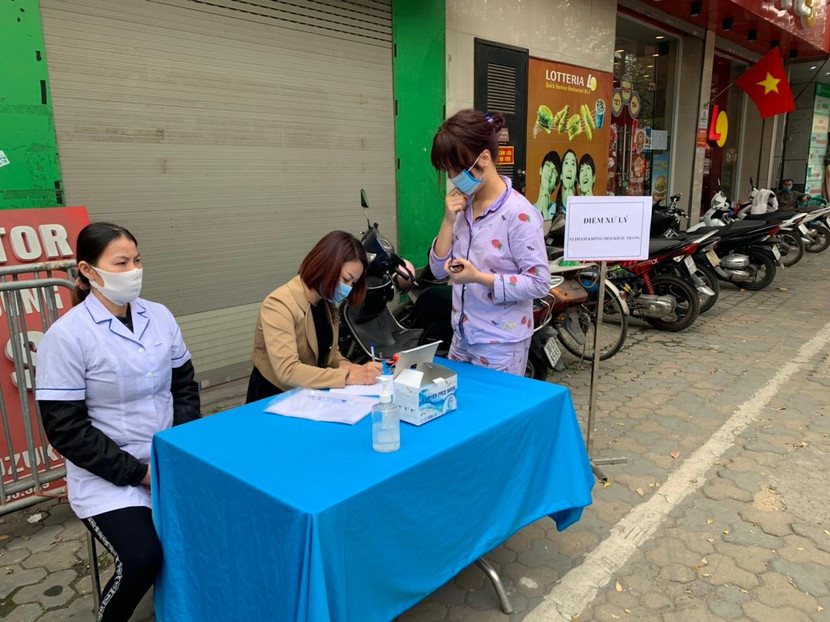 Lập biên bản xử phạt trường hợp không đeo khẩu trang khi ra đường