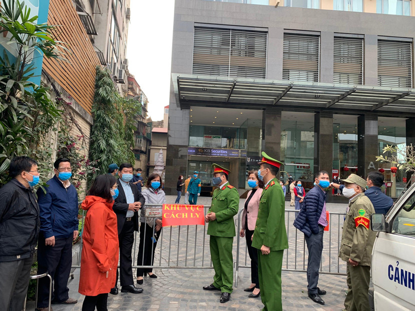 Lực lượng chức năng phường Láng Hạ thiết lập hàng rào phong tỏa tòa nhà 88 Láng Hạ Lực lượng chức năng phường Láng Hạ thiết lập hàng rào phong tỏa tòa nhà 88 Láng Hạ