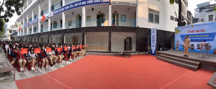 Công an quận Đống Đa tuyên truyền pháp luật về an toàn giao thông cho học sinh trường THPT Phùng Khắc Khoan