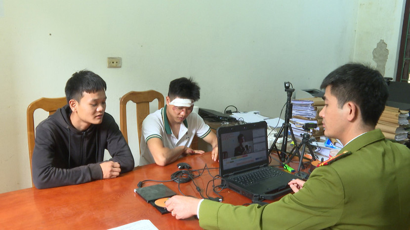 Hai đối tượng lao xe khiến một cán bộ Công an bị thương Hai đối tượng lao xe khiến một cán bộ Công an bị thương