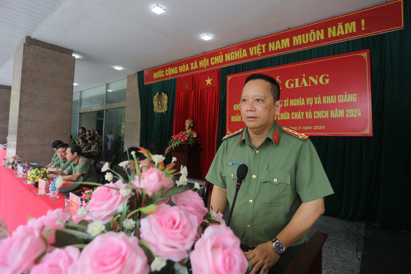 Đại tá Phạm Thanh Hùng, Phó Giám đốc CATP Hà Nội phát biểu tại lễ bế giảng Đại tá Phạm Thanh Hùng, Phó Giám đốc CATP Hà Nội phát biểu tại lễ bế giảng