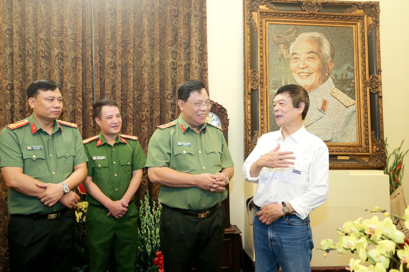 Trung tướng Nguyễn Hải Trung nghe ông Võ Điện Biên là con trai Đại tướng Võ Nguyên Giáp chia sẻ những câu chuyện lịch sử Trung tướng Nguyễn Hải Trung nghe ông Võ Điện Biên là con trai Đại tướng Võ Nguyên Giáp chia sẻ những câu chuyện lịch sử
