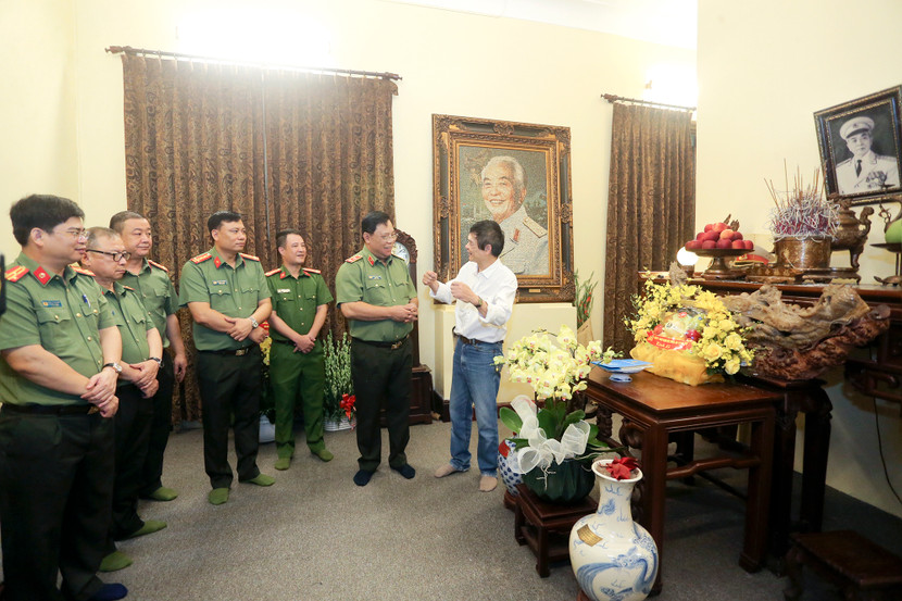 Đoàn công tác thể hiện sự tri ân, tấm lòng biết ơn sâu sắc đối với công lao to lớn của Đại tướng Võ Nguyên Giáp Đoàn công tác thể hiện sự tri ân, tấm lòng biết ơn sâu sắc đối với công lao to lớn của Đại tướng Võ Nguyên Giáp