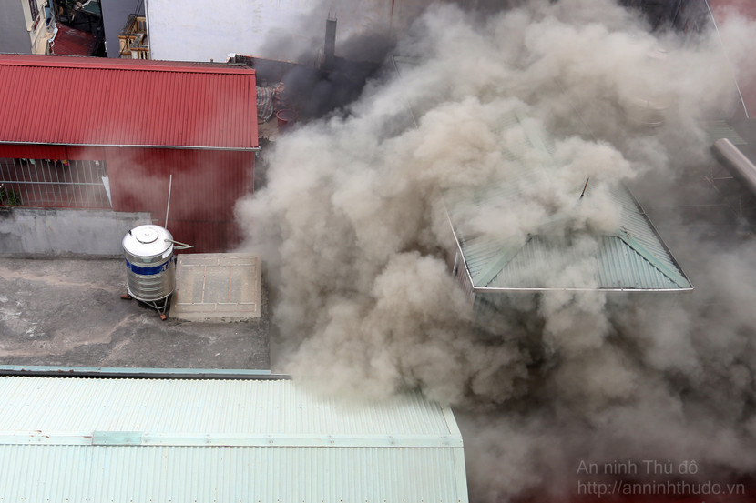 Khói bốc lên mù mịt ở căn nhà 4 tầng