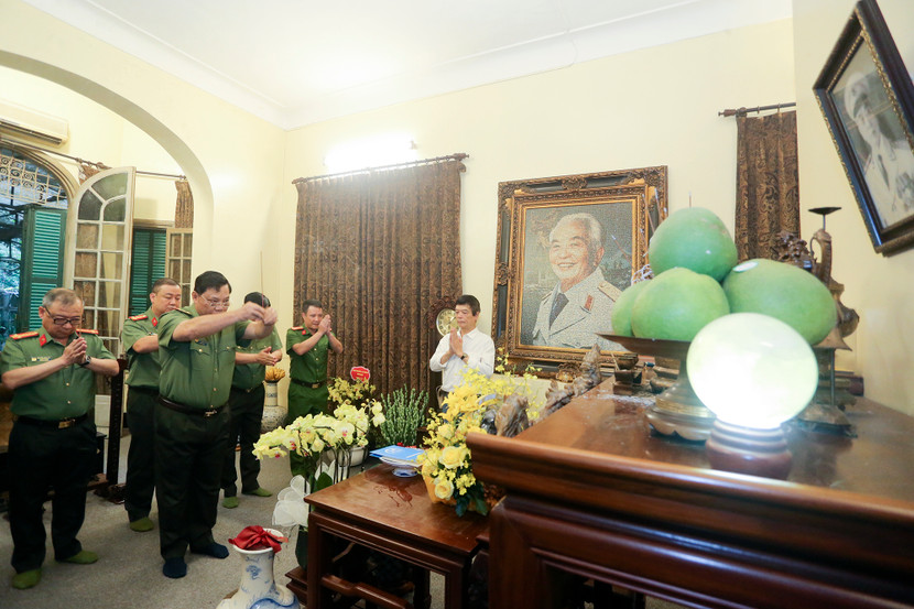 Trung tướng Nguyễn Hải Trung cùng đại diện lãnh đạo một số đơn vị dâng hương tưởng niệm Đại tướng Võ Nguyên Giáp Trung tướng Nguyễn Hải Trung cùng đại diện lãnh đạo một số đơn vị dâng hương tưởng niệm Đại tướng Võ Nguyên Giáp