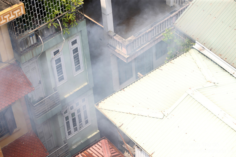 Khói bốc ra cả hiên trước ngôi nhà