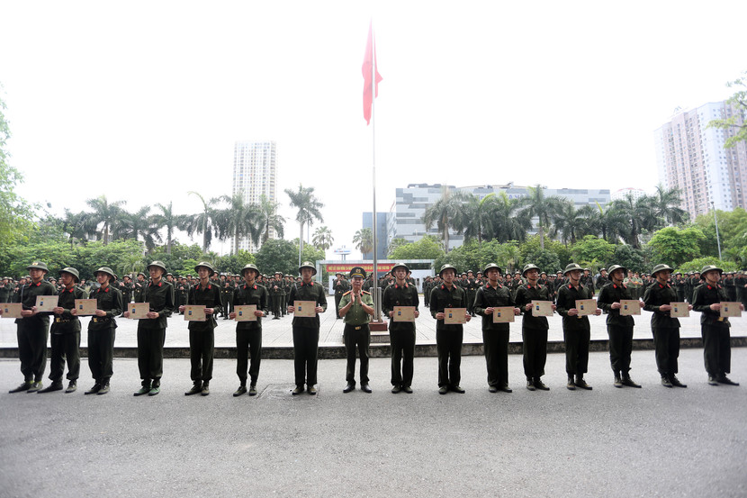 Thượng tá Nguyễn Ngọc Xê, Phó trưởng phòng Tổ chức cán bộ, Giám đốc Trung tâm Huấn luyện và bồi dưỡng nghiệp vụ trao chứng chỉ hoàn thành khóa huấn luyện cho các chiến sĩ Thượng tá Nguyễn Ngọc Xê, Phó trưởng phòng Tổ chức cán bộ, Giám đốc Trung tâm Huấn luyện và bồi dưỡng nghiệp vụ trao chứng chỉ hoàn thành khóa huấn luyện cho các chiến sĩ