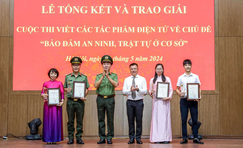 Ban Tổ chức chụp ảnh lưu niệm cùng các tác giả, nhóm tác giả đoạt giải Nhất