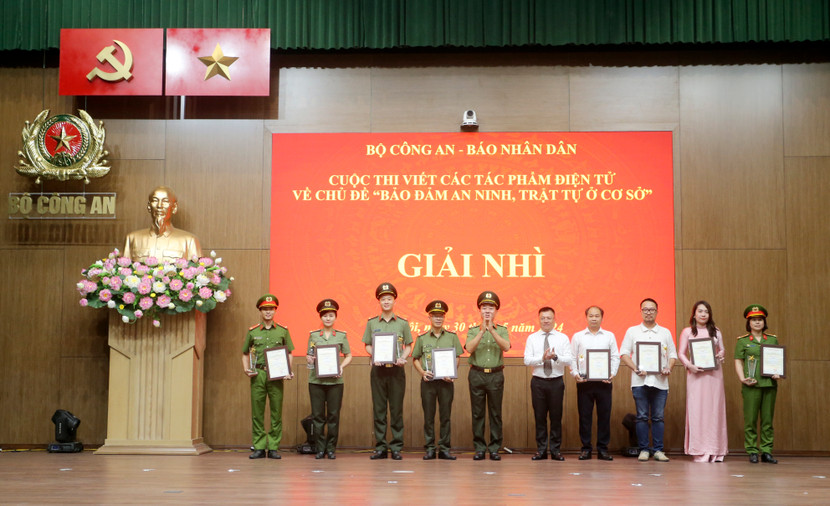 Ban Tổ chức chụp ảnh lưu niệm cùng các tác giả, nhóm tác giả đoạt giải Nhì