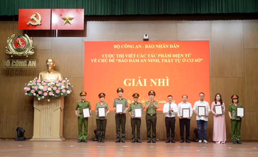 Ban Tổ chức chụp ảnh lưu niệm cùng các tác giả, nhóm tác giả đoạt giải Nhì Ban Tổ chức chụp ảnh lưu niệm cùng các tác giả, nhóm tác giả đoạt giải Nhì