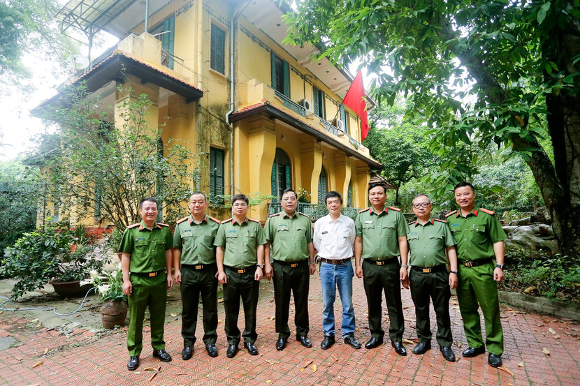 Đoàn công tác của CATP Hà Nội chụp ảnh lưu niệm cùng ông Võ Điện Biên, là con trai Đại tướng Võ Nguyên Giáp tại căn nhà số 30 Hoàng Diệu Đoàn công tác của CATP Hà Nội chụp ảnh lưu niệm cùng ông Võ Điện Biên, là con trai Đại tướng Võ Nguyên Giáp tại căn nhà số 30 Hoàng Diệu