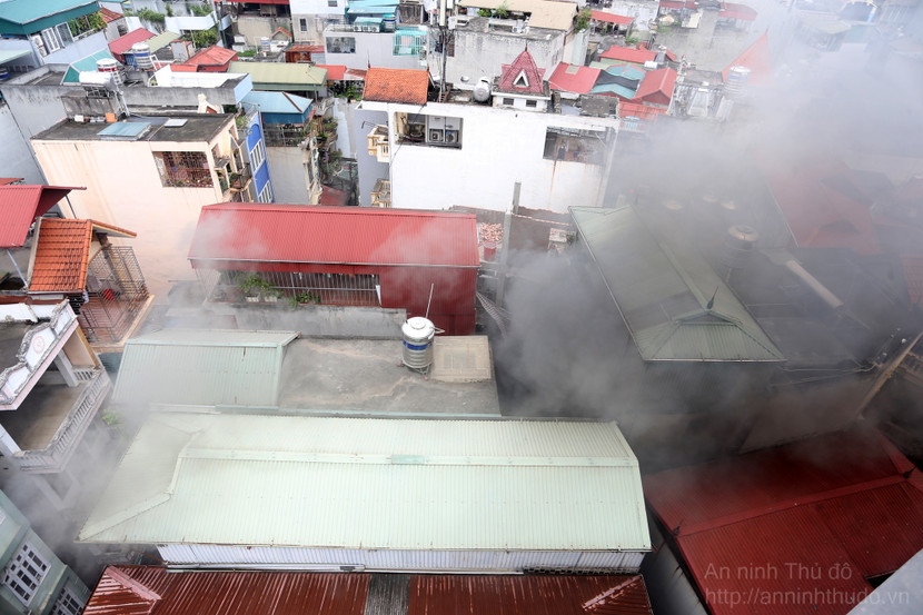 Khói dữ dội bốc ra từ các tầng của căn nhà tại ngõ 211 Khương Trung