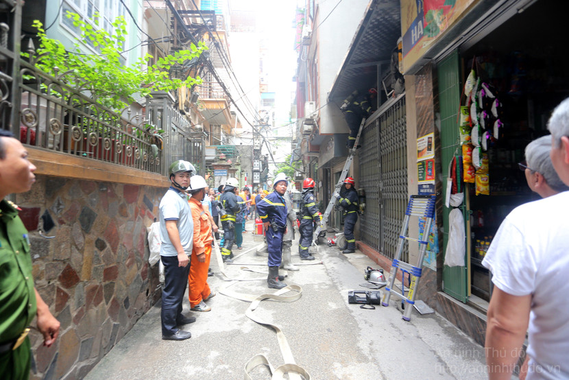 Cảnh sát PCCC&amp;CNCH phải dùng thang tiếng cận từ ô trống phía trên