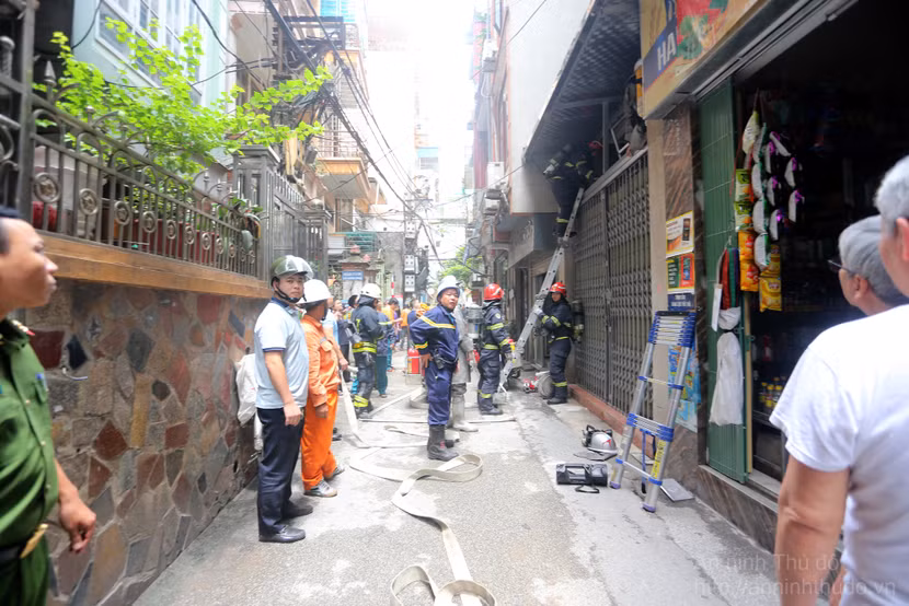 Cảnh sát PCCC&amp;CNCH phải dùng thang tiếng cận từ ô trống phía trên