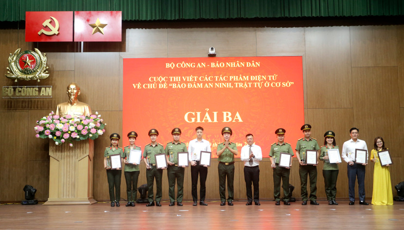 Ban Tổ chức chụp ảnh lưu niệm cùng các tác giả, nhóm tác giả đoạt giải Ba