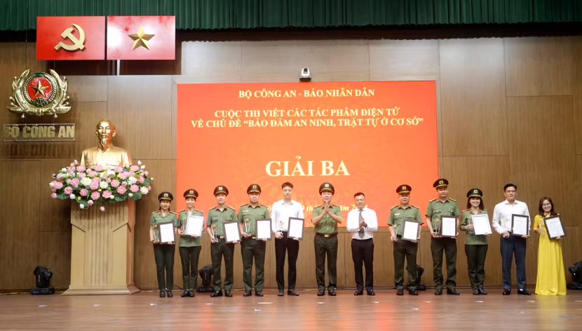 Ban Tổ chức chụp ảnh lưu niệm cùng các tác giả, nhóm tác giả đoạt giải Ba Ban Tổ chức chụp ảnh lưu niệm cùng các tác giả, nhóm tác giả đoạt giải Ba