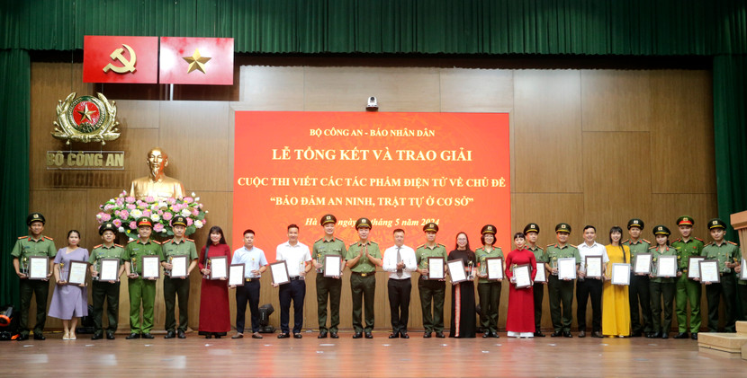 Ban Tổ chức chụp ảnh lưu niệm cùng các tác giả, nhóm tác giả đoạt giải Khuyến khích