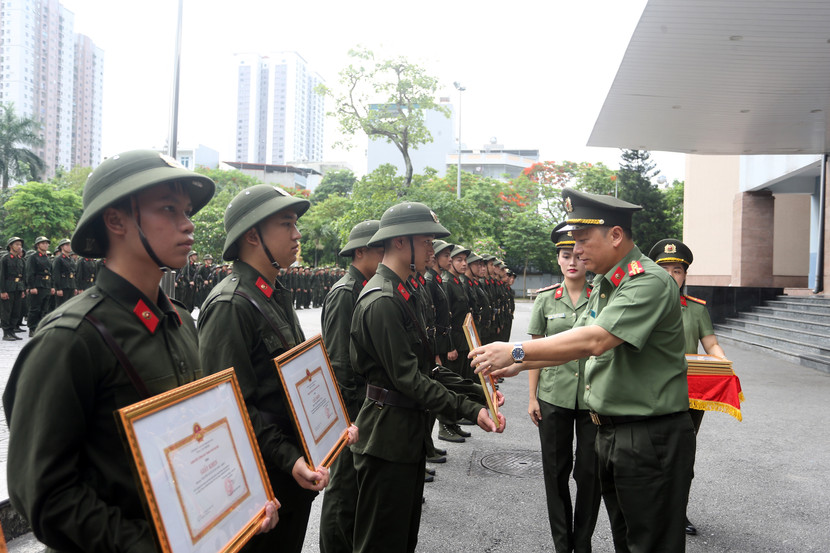 20 chiến sĩ được Công an thành phố Hà Nội khen thưởng đạt thành tích cụ thể trong các phong trào thi đua, rèn luyện tốt và đạt kết quả cao trong học tập 20 chiến sĩ được Công an thành phố Hà Nội khen thưởng đạt thành tích cụ thể trong các phong trào thi đua, rèn luyện tốt và đạt kết quả cao trong học tập
