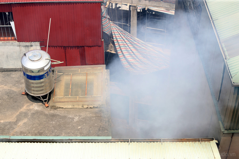 Ngay bên cạnh là một can nhà đang xây dựng