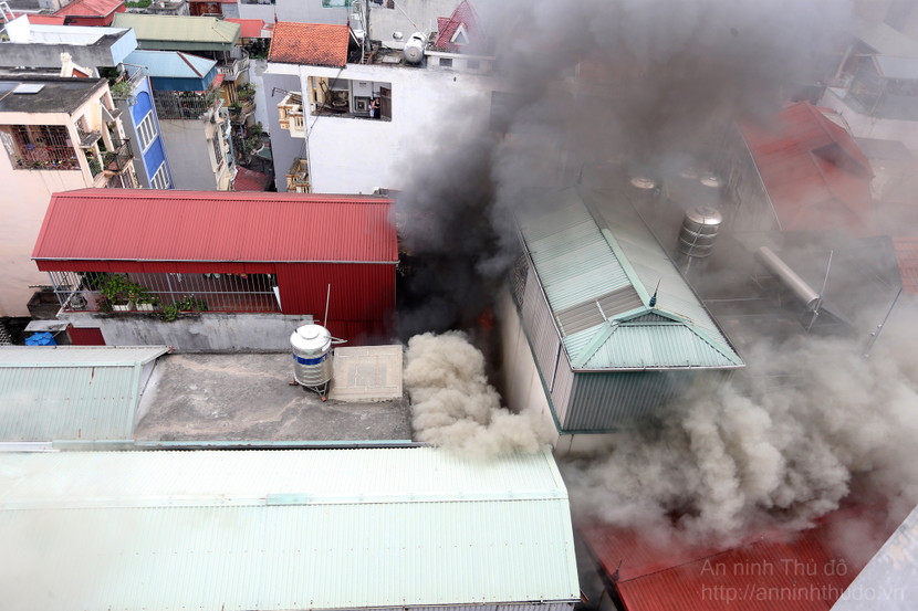 Đến khoảng 13 giờ 15, đám cháy đã được dập tắt. Hiện, lực lượng chức năng đang tiến hành thống kê tài sản thiệt hại và điều tra, làm rõ nguyên nhân của vụ việc