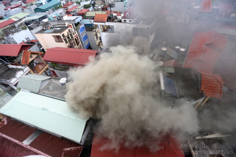 Theo nhiều nhân chứng có mặt tại hiện trường, nhiều tiếng nổ lép bép mỗi khi đợt khói bốc lên