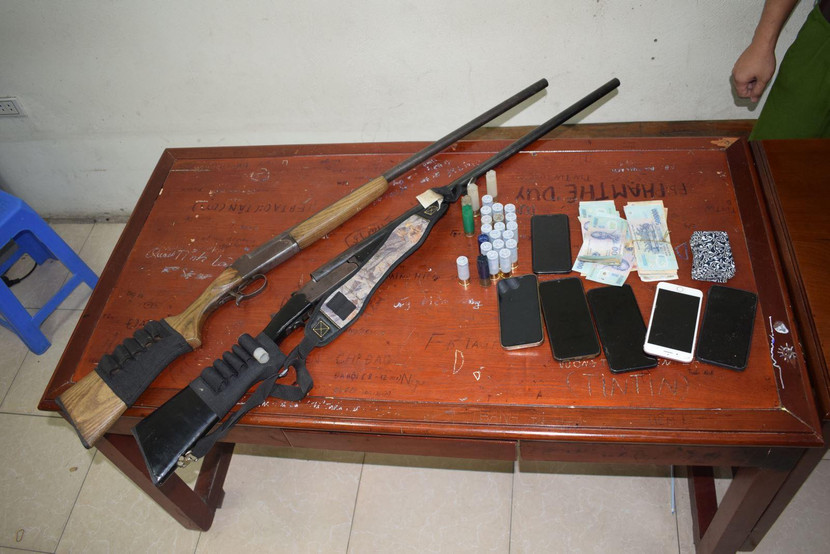 Hai khẩu súng cùng số tang vật bị thu giữ Hai khẩu súng cùng số tang vật bị thu giữ