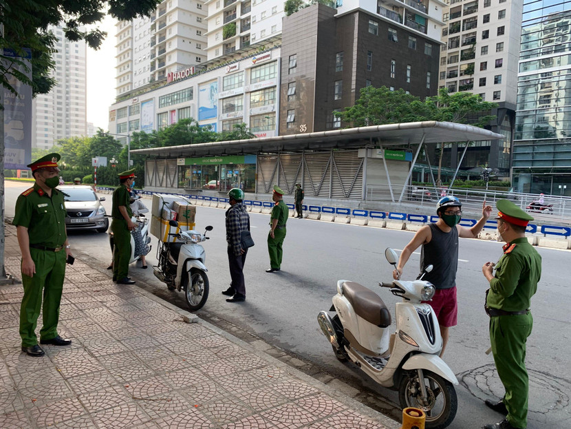 Tổ công tác của phường Nhân Chính, quận Thanh Xuân làm nhiệm vụ tại phố Lê Văn Lương