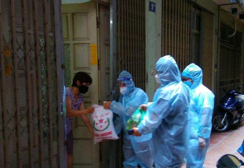 Phường Trung Liệt trao lương thực, thực phẩm cho người dân tại khu cách ly