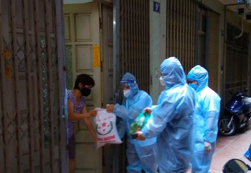 Phường Trung Liệt trao lương thực, thực phẩm cho người dân tại khu cách ly