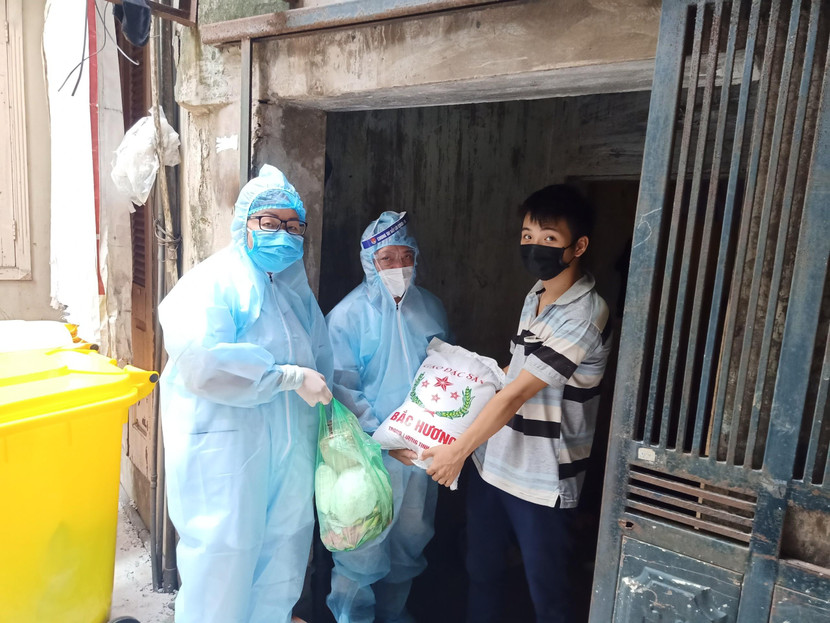 Lãnh đạo phường Trung Liệt trao quà cho người dân tại ngõ 252 phố Tây Sơn