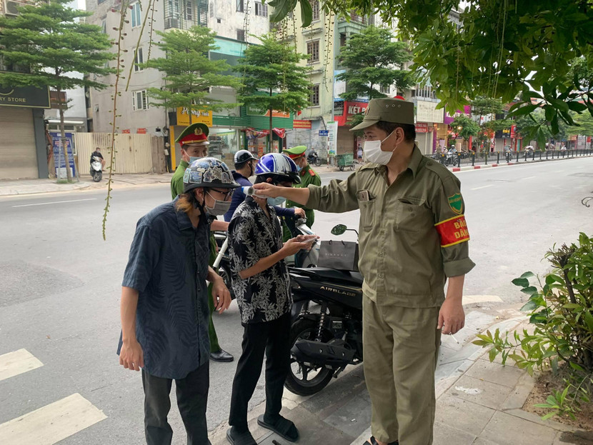 Người dân được kiểm tra nhiệt độ tại chốt Người dân được kiểm tra nhiệt độ tại chốt