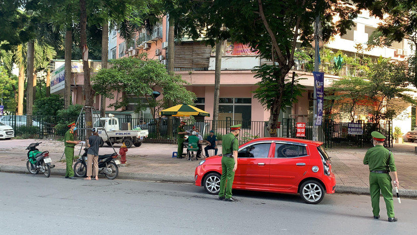 Trong buổi sáng, tổ công tác đã lập biên bản xử phạt nhiều trường hợp vi phạm Chỉ thị 16 của Chính phủ