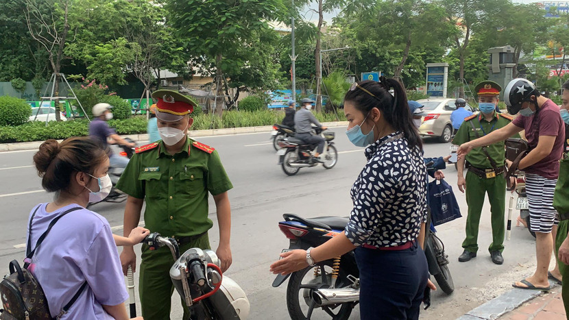 Bà Nguyễn Thanh Lương - Chủ tịch UBND phường Phương Liên tuyên truyền, nhắc nhở người dân Bà Nguyễn Thanh Lương - Chủ tịch UBND phường Phương Liên tuyên truyền, nhắc nhở người dân